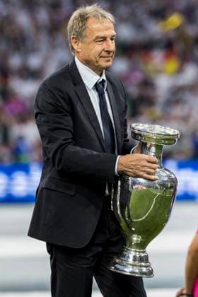UEFA EURO 2024: Eröffnungsspiel Deutschland - Schottland; 14.06.2024 Jürgen Klinsmann mit Pokal. UEFA EURO 2024: Eröffnungsspiel Deutschland - Schottland; Munich Football Arena, München am 14.06.2024 Copyright: xBEAUTIFULxSPORTS Wunderlx