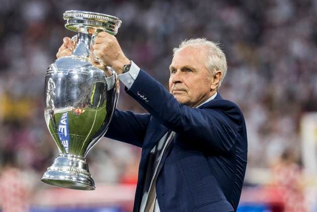 UEFA EURO 2024: Eröffnungsspiel Deutschland - Schottland; 14.06.2024 Bernard Dietz mit dem Pokal. UEFA EURO 2024: Eröffnungsspiel Deutschland - Schottland; Munich Football Arena, München am 14.06.2024 Copyright: xBEAUTIFULxSPORTS Wunderlx