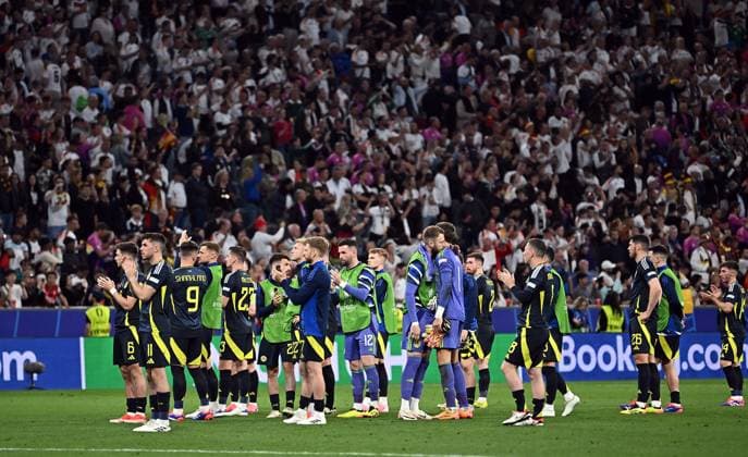 14.06.2024, xscotx, Fussball EM 2024, Deutschland - Schottland, emspor, v.l. Kieran Tierney (Team Schottland) und Team bedankt bedanken sich bei den Fans München