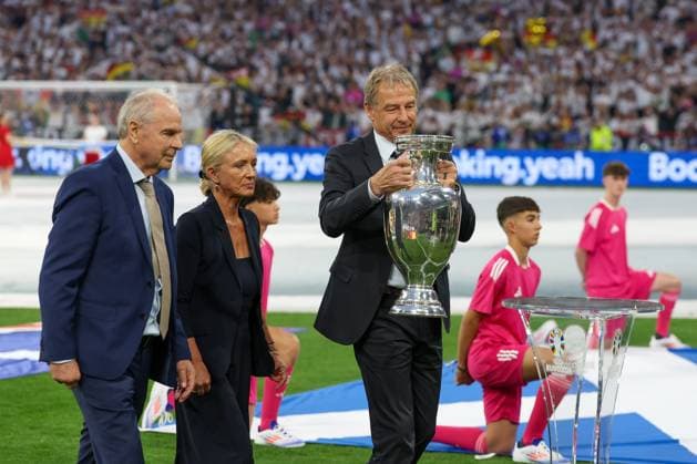 l-r: Bernard Dietz, Heidi Beckenbauer und Juergen Klinsmann mit dem EM-Pokal in den Haenden, Deutschland vs. Schottland, Fussball, UEFA EURO, EM, Europameisterschaft,Fussball 2024, Gruppenphase, 1. Spieltag, 14.06.2024 DFB regulations prohibit any use of photographs as image sequences and or quasi-video Muenchen Bayern Deutschland