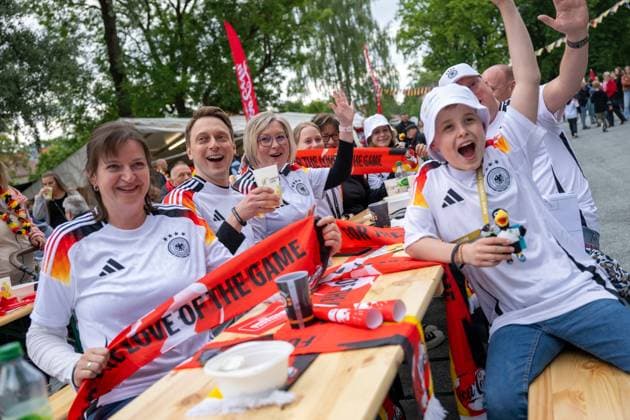 Fanmeile in Blankenhain gut besucht Die Fanmeile in Blankenhain ist eröffnet. Mehr als 1000 Fußballfans verfolgten das Spiel der deutschen Elf gegen Schottland und feierten den 5:1 Sieg ihrer Mannschaft.