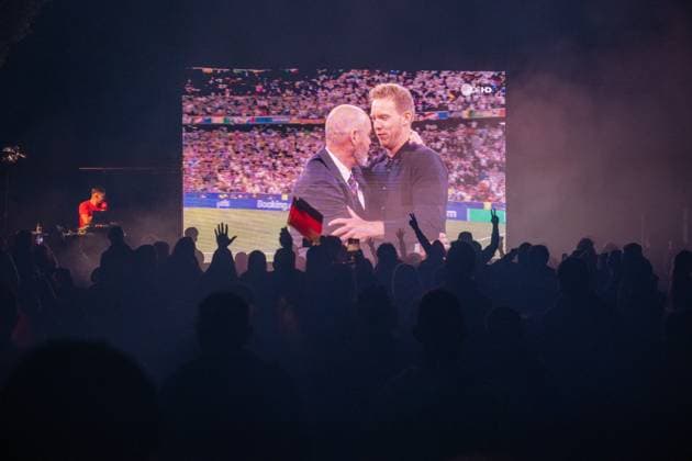 Fanmeile in Blankenhain gut besucht Die Fanmeile in Blankenhain ist eröffnet. Mehr als 1000 Fußballfans verfolgten das Spiel der deutschen Elf gegen Schottland und feierten den 5:1 Sieg ihrer Mannschaft.
