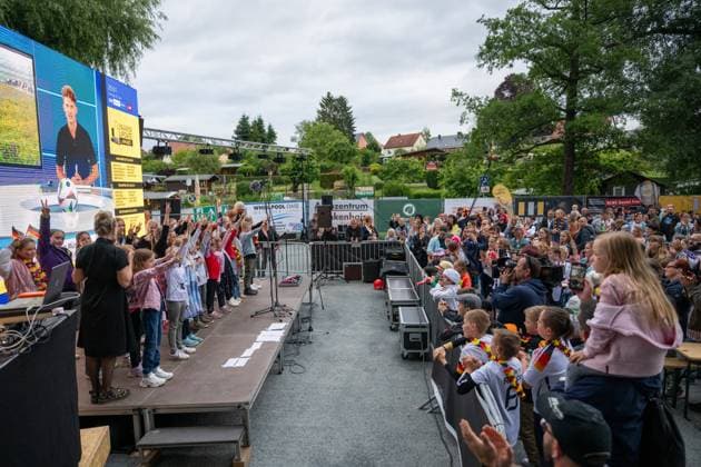 Fanmeile in Blankenhain gut besucht Die Fanmeile in Blankenhain ist eröffnet. Mehr als 1000 Fußballfans verfolgten das Spiel der deutschen Elf gegen Schottland und feierten den 5:1 Sieg ihrer Mannschaft.