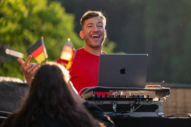 Fanmeile in Blankenhain gut besucht Die Fanmeile in Blankenhain ist eröffnet. Mehr als 1000 Fußballfans verfolgten das Spiel der deutschen Elf gegen Schottland und feierten den 5:1 Sieg ihrer Mannschaft.