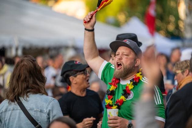 Fanmeile in Blankenhain gut besucht Die Fanmeile in Blankenhain ist eröffnet. Mehr als 1000 Fußballfans verfolgten das Spiel der deutschen Elf gegen Schottland und feierten den 5:1 Sieg ihrer Mannschaft.