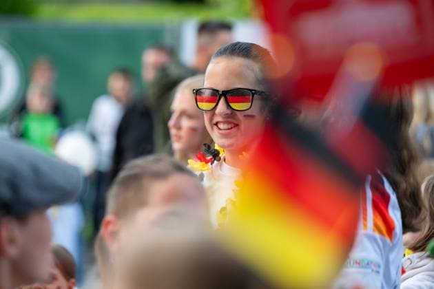Fanmeile in Blankenhain gut besucht Die Fanmeile in Blankenhain ist eröffnet. Mehr als 1000 Fußballfans verfolgten das Spiel der deutschen Elf gegen Schottland und feierten den 5:1 Sieg ihrer Mannschaft.
