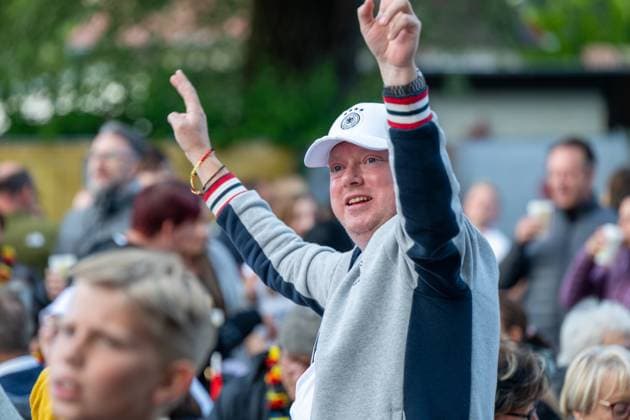 Fanmeile in Blankenhain gut besucht Die Fanmeile in Blankenhain ist eröffnet. Mehr als 1000 Fußballfans verfolgten das Spiel der deutschen Elf gegen Schottland und feierten den 5:1 Sieg ihrer Mannschaft.
