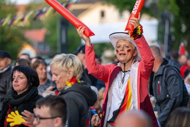 Fanmeile in Blankenhain gut besucht Die Fanmeile in Blankenhain ist eröffnet. Mehr als 1000 Fußballfans verfolgten das Spiel der deutschen Elf gegen Schottland und feierten den 5:1 Sieg ihrer Mannschaft.