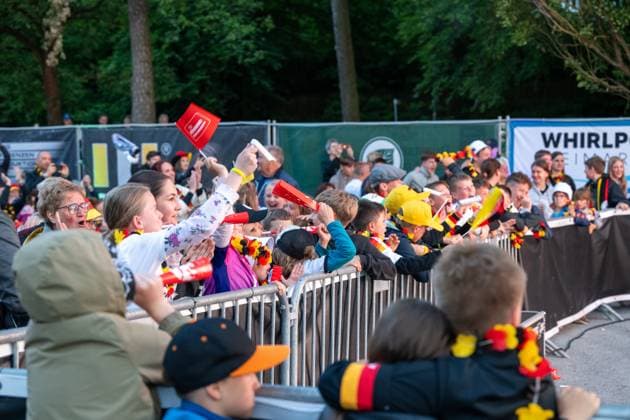 Fanmeile in Blankenhain gut besucht Die Fanmeile in Blankenhain ist eröffnet. Mehr als 1000 Fußballfans verfolgten das Spiel der deutschen Elf gegen Schottland und feierten den 5:1 Sieg ihrer Mannschaft.