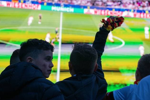 Fanmeile in Blankenhain gut besucht Die Fanmeile in Blankenhain ist eröffnet. Mehr als 1000 Fußballfans verfolgten das Spiel der deutschen Elf gegen Schottland und feierten den 5:1 Sieg ihrer Mannschaft.