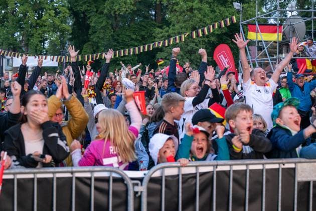 Fanmeile in Blankenhain gut besucht Die Fanmeile in Blankenhain ist eröffnet. Mehr als 1000 Fußballfans verfolgten das Spiel der deutschen Elf gegen Schottland und feierten den 5:1 Sieg ihrer Mannschaft.