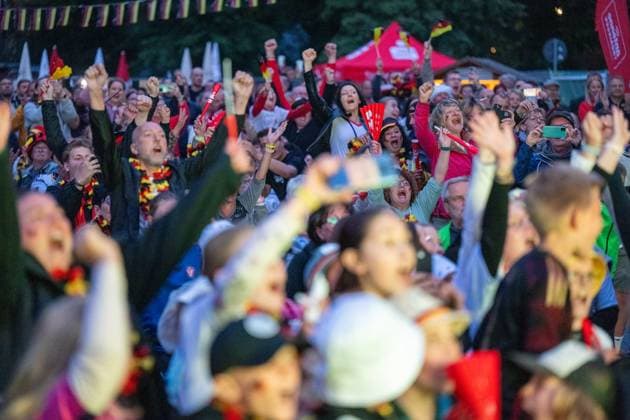 Fanmeile in Blankenhain gut besucht Die Fanmeile in Blankenhain ist eröffnet. Mehr als 1000 Fußballfans verfolgten das Spiel der deutschen Elf gegen Schottland und feierten den 5:1 Sieg ihrer Mannschaft.