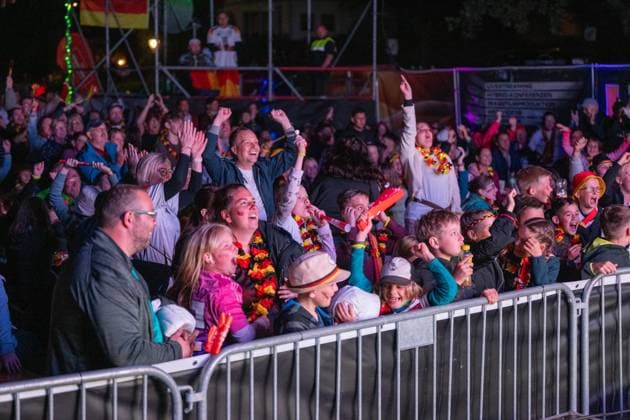 Fanmeile in Blankenhain gut besucht Die Fanmeile in Blankenhain ist eröffnet. Mehr als 1000 Fußballfans verfolgten das Spiel der deutschen Elf gegen Schottland und feierten den 5:1 Sieg ihrer Mannschaft.