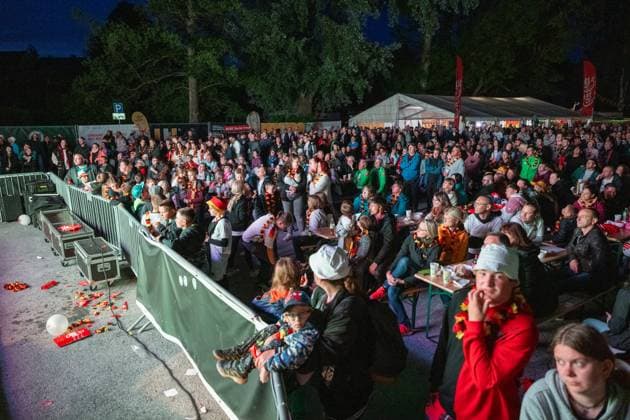 Fanmeile in Blankenhain gut besucht Die Fanmeile in Blankenhain ist eröffnet. Mehr als 1000 Fußballfans verfolgten das Spiel der deutschen Elf gegen Schottland und feierten den 5:1 Sieg ihrer Mannschaft.