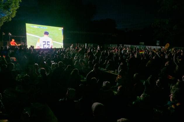 Fanmeile in Blankenhain gut besucht Die Fanmeile in Blankenhain ist eröffnet. Mehr als 1000 Fußballfans verfolgten das Spiel der deutschen Elf gegen Schottland und feierten den 5:1 Sieg ihrer Mannschaft.