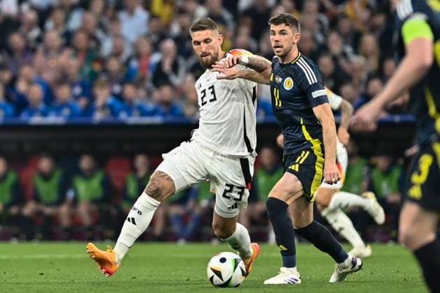 v. li. im Zweikampf Robert Andrich ( 23, Deutschland) Ryan Christie ( 11, Schottland) 14.06.2024 Fussball Europameisterschaft in Deutschland Deutschland vs Schottland, Allianz Arena, Muenchen, Bayern Germany
