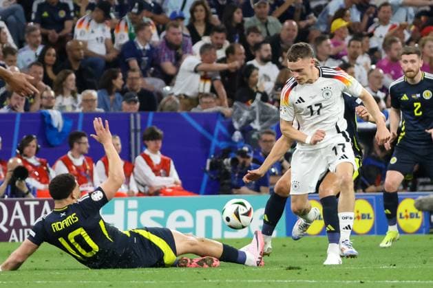 Florian Wirtz (Deutschland, 17) am Ball, am Boden Che Adams (Schottland, 10) , Fussball, UEFA , Europa Meisterschaft, (Gruppe A) 2024, Deutschland vs. Schottland, 14.06.2024, Munich Football Arena, Muenchen, Deutschland Muenchen Munich Football Arena Bayern Deutschland Copyright: xGrantxHubbsx