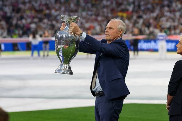 Bernard Dietz mit dem EM-Pokal in den Haenden, Deutschland vs. Schottland, Fussball, UEFA EURO, EM, Europameisterschaft,Fussball 2024, Gruppenphase, 1. Spieltag, 14.06.2024 DFB regulations prohibit any use of photographs as image sequences and or quasi-video Muenchen Bayern Deutschland