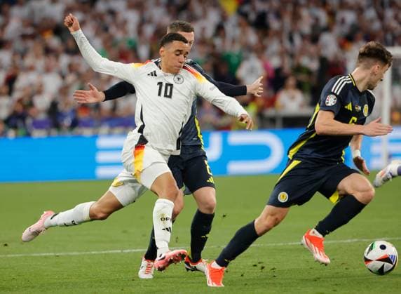 14.06.2024, Fussball Europameisterschaft, Deutschland vs Schottland, Allianz Arena Muenchen, im Bild: Jamal Musiala (Deutschland) vs Callum McGregor (Schottland)