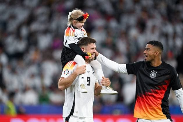 EM 2024: Deutschland - Schottland am 14.06.2024 in der Allianz Arena in München Niclas Füllkrug Fuellkrug (Deutschland) mit seiner Tochter nach dem Spielende.