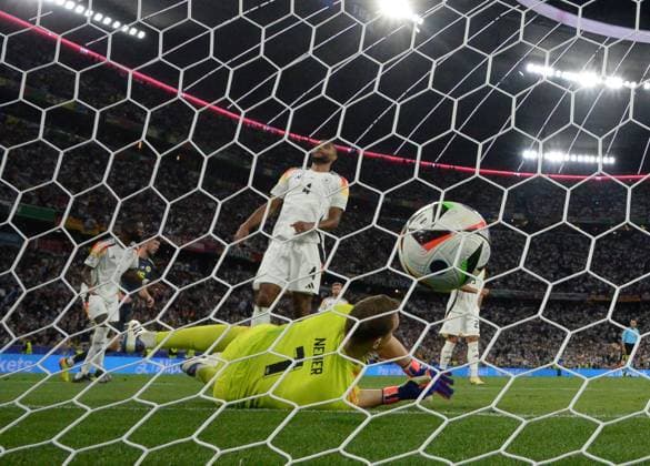 Fussball, Herren, Saison 2023 24, Euro 20204 Gruppe A (1. Spieltag) in München, Deutschland - Schottland (5:1), v. l. Antonio Rüdiger (Deutschland) erzielt per Eigentor das Tor zum 4:1 gegen Torwart Manuel Neuer (Deutschland), in der Mitte Jonathan Tah (Deutschland), 14.06. 2024, Copyright: xMatthiasxKochx