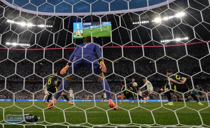 Fussball, Herren, Saison 2023 24, Euro 20204 Gruppe A (1. Spieltag) in München, Deutschland - Schottland (5:1), Jamal Musiala (2. v. r., Deutschland) erzielt das Tor zum 2:0 gegen Torwart Angus Gunn (Schottland), 14.06. 2024, Copyright: xMatthiasxKochx