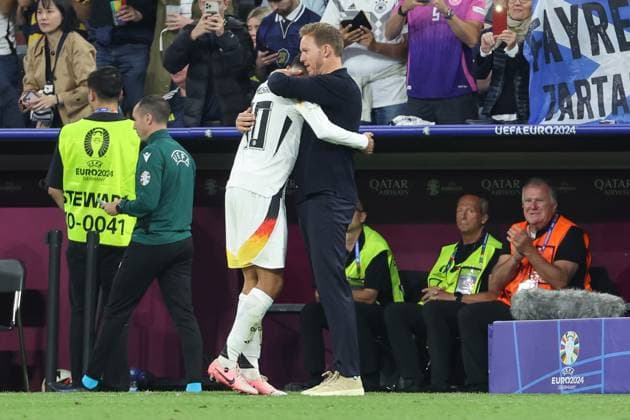 EM 2024: Deutschland - Schottland am 14.06.2024 in der Allianz Arena in München Trainer Head Coach Julian Nagelsmann (Deutschland) umarmt Jamal Musiala (Deutschland 10)
