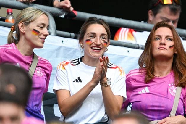 EM 2024: Deutschland - Schottland am 14.06.2024 in der Allianz Arena in München Lena Wurzenberger die Freundin von Bundestrainer Julian Nagelsmann (Deutschland) im Stadion.