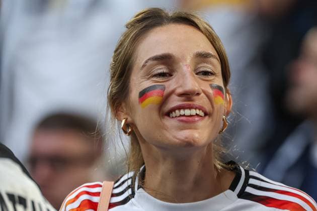 EM 2024: Deutschland - Schottland am 14.06.2024 in der Allianz Arena in München Lena Wurzenberger die Freundin von Bundestrainer Julian Nagelsmann (Deutschland) lacht lächelt im Stadion