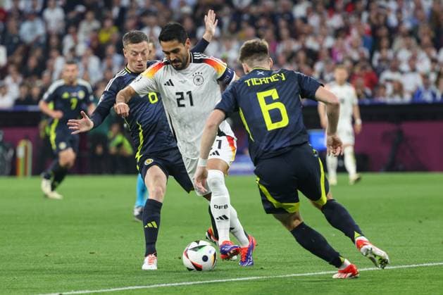 EM 2024: Deutschland - Schottland am 14.06.2024 in der Allianz Arena in München Ilkay Gündogan Guendogan (Deutschland 21) gegen Callum McGregor (Schottland 8) und Kieran Tierney (Schottland 6)