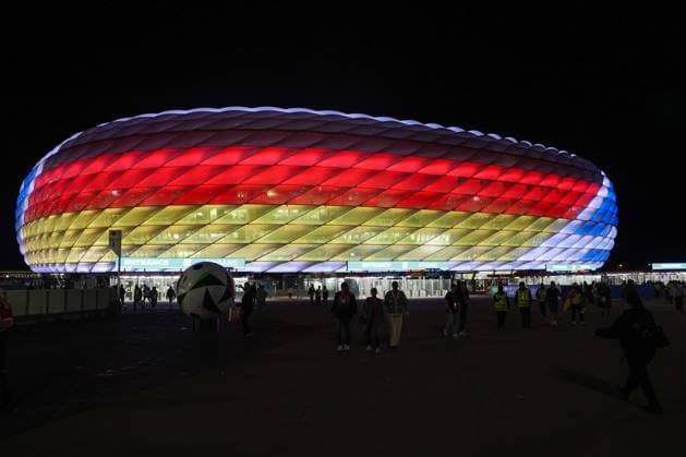 Sport Bilder des Tages EM 2024: Deutschland - Schottland am 14.06.2024 in der Allianz Arena in München Die Allianz Arena leuchtet in schwarz - rot - gold deutschen Farben