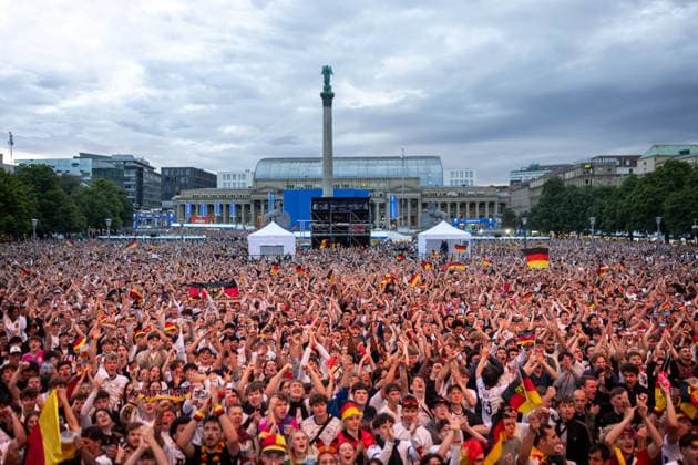 Sport Themen der Woche KW24 Sport Bilder des Tages Fans der deutschen Nationalmannschaft jubeln und Feiern beim Fanfest mit Public Viewing auf dem Stuttgarter Schlossplatz beim ersten Gruppenspiel gegen Schottland. Stuttgart, EURO2024 Fanfest Schlossplatz, 14.06.2024 Stuttgart *** Fans of the German national team cheer and celebrate at the fan festival with public viewing on Stuttgarts Schlossplatz for the first group match against Scotland Stuttgart, EURO2024 Fanfest Schlossplatz, 14 06 2024 Stuttgart Copyright: xDennisxDuddek xEibnerxPressefotox EP_DDK