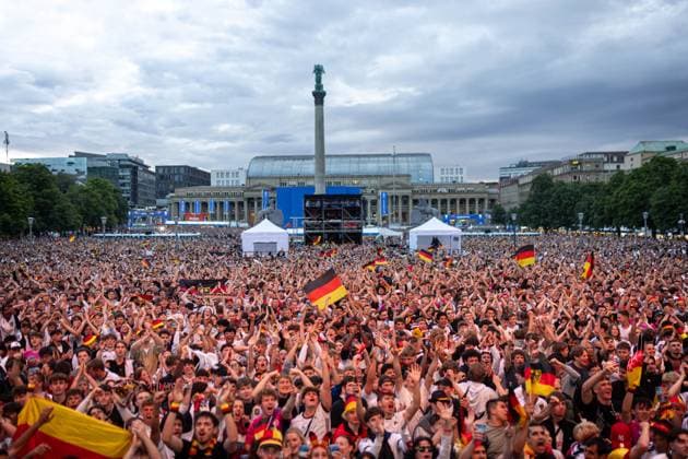 Fans der deutschen Nationalmannschaft jubeln und Feiern beim Fanfest mit Public Viewing auf dem Stuttgarter Schlossplatz beim ersten Gruppenspiel gegen Schottland. Stuttgart, EURO2024 Fanfest Schlossplatz, 14.06.2024 Stuttgart Copyright: xDennisxDuddek xEibnerxPressefotox EP_DDK