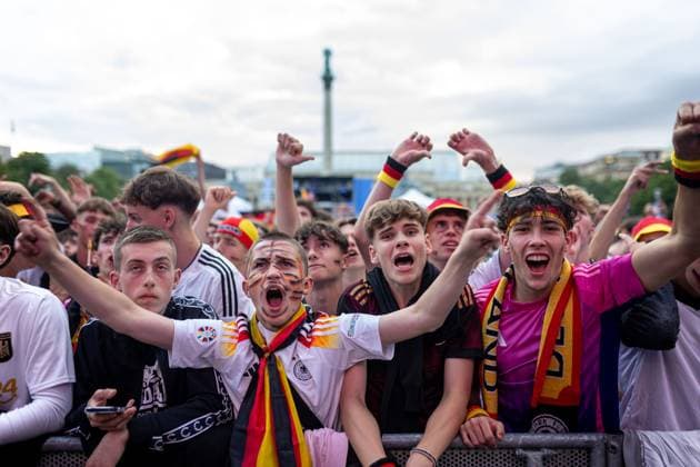 Fans der deutschen Nationalmannschaft jubeln und Feiern beim Fanfest mit Public Viewing auf dem Stuttgarter Schlossplatz beim ersten Gruppenspiel gegen Schottland. Stuttgart, EURO2024 Fanfest Schlossplatz, 14.06.2024 Stuttgart Copyright: xDennisxDuddek xEibnerxPressefotox EP_DDK