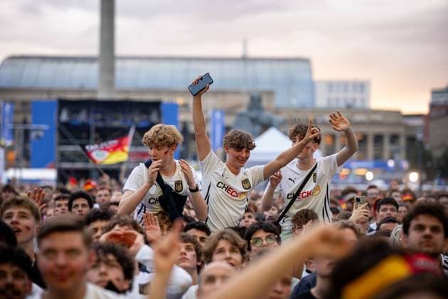 Fans der deutschen Nationalmannschaft jubeln und Feiern beim Fanfest mit Public Viewing auf dem Stuttgarter Schlossplatz beim ersten Gruppenspiel gegen Schottland. Stuttgart, EURO2024 Fanfest Schlossplatz, 14.06.2024 Stuttgart Copyright: xDennisxDuddek xEibnerxPressefotox EP_DDK