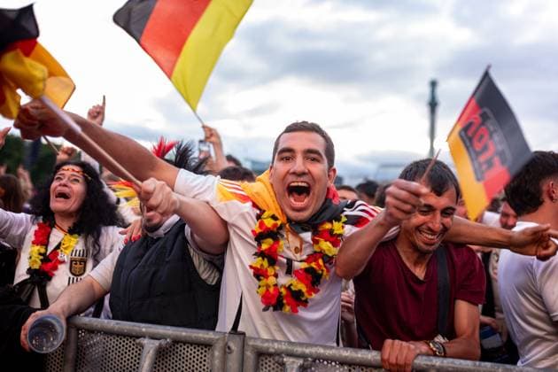 Fans der deutschen Nationalmannschaft jubeln und Feiern beim Fanfest mit Public Viewing auf dem Stuttgarter Schlossplatz beim ersten Gruppenspiel gegen Schottland. Stuttgart, EURO2024 Fanfest Schlossplatz, 14.06.2024 Stuttgart Copyright: xDennisxDuddek xEibnerxPressefotox EP_DDK