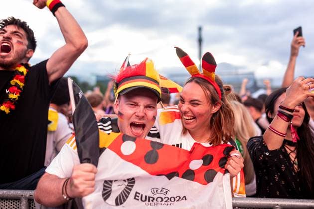 Fans der deutschen Nationalmannschaft jubeln und Feiern beim Fanfest mit Public Viewing auf dem Stuttgarter Schlossplatz beim ersten Gruppenspiel gegen Schottland. Stuttgart, EURO2024 Fanfest Schlossplatz, 14.06.2024 Stuttgart Copyright: xDennisxDuddek xEibnerxPressefotox EP_DDK