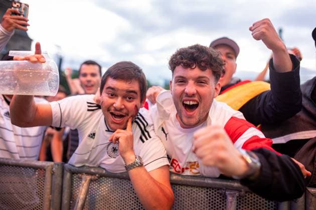 Fans der deutschen Nationalmannschaft jubeln und Feiern beim Fanfest mit Public Viewing auf dem Stuttgarter Schlossplatz beim ersten Gruppenspiel gegen Schottland. Stuttgart, EURO2024 Fanfest Schlossplatz, 14.06.2024 Stuttgart Copyright: xDennisxDuddek xEibnerxPressefotox EP_DDK