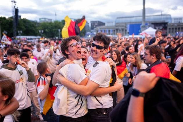 Fans der deutschen Nationalmannschaft jubeln und Feiern beim Fanfest mit Public Viewing auf dem Stuttgarter Schlossplatz beim ersten Gruppenspiel gegen Schottland. Stuttgart, EURO2024 Fanfest Schlossplatz, 14.06.2024 Stuttgart Copyright: xDennisxDuddek xEibnerxPressefotox EP_DDK