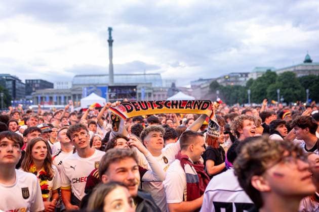Fans der deutschen Nationalmannschaft jubeln und Feiern beim Fanfest mit Public Viewing auf dem Stuttgarter Schlossplatz beim ersten Gruppenspiel gegen Schottland. Stuttgart, EURO2024 Fanfest Schlossplatz, 14.06.2024 Stuttgart Copyright: xDennisxDuddek xEibnerxPressefotox EP_DDK