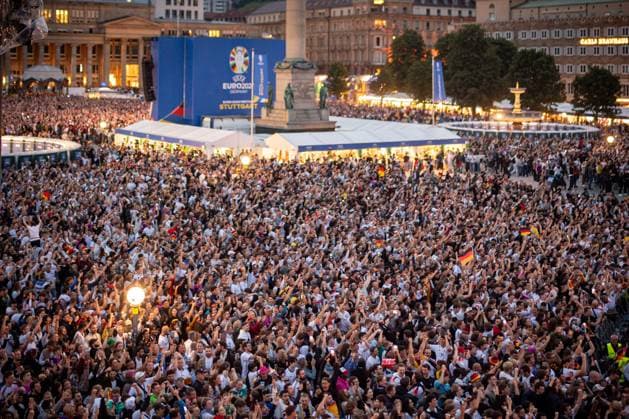 Fans der deutschen Nationalmannschaft jubeln und Feiern beim Fanfest mit Public Viewing auf dem Stuttgarter Schlossplatz beim ersten Gruppenspiel gegen Schottland. Stuttgart, EURO2024 Fanfest Schlossplatz, 14.06.2024 Stuttgart Copyright: xDennisxDuddek xEibnerxPressefotox EP_DDK