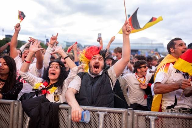 Fans der deutschen Nationalmannschaft jubeln und Feiern beim Fanfest mit Public Viewing auf dem Stuttgarter Schlossplatz beim ersten Gruppenspiel gegen Schottland. Stuttgart, EURO2024 Fanfest Schlossplatz, 14.06.2024 Stuttgart Copyright: xDennisxDuddek xEibnerxPressefotox EP_DDK