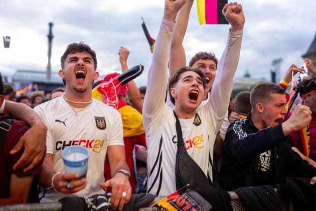 Fans der deutschen Nationalmannschaft jubeln und Feiern beim Fanfest mit Public Viewing auf dem Stuttgarter Schlossplatz beim ersten Gruppenspiel gegen Schottland. Stuttgart, EURO2024 Fanfest Schlossplatz, 14.06.2024 Stuttgart Copyright: xDennisxDuddek xEibnerxPressefotox EP_DDK