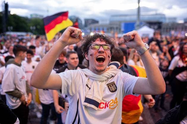 Fans der deutschen Nationalmannschaft jubeln und Feiern beim Fanfest mit Public Viewing auf dem Stuttgarter Schlossplatz beim ersten Gruppenspiel gegen Schottland. Stuttgart, EURO2024 Fanfest Schlossplatz, 14.06.2024 Stuttgart Copyright: xDennisxDuddek xEibnerxPressefotox EP_DDK