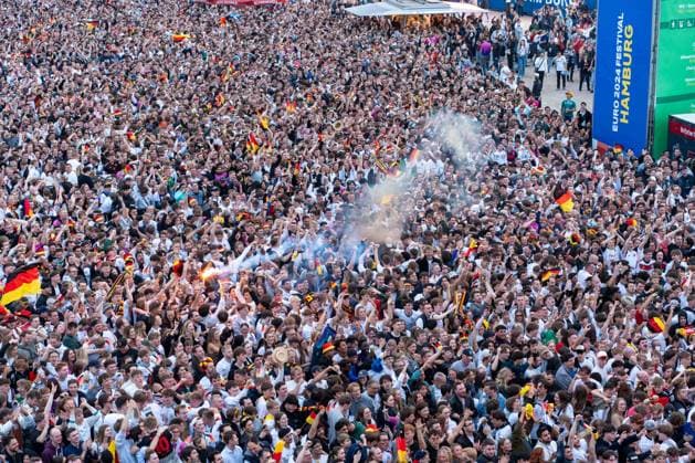 GER, Fanzone Hamburg, Aufbau, Bereit fuer Eroeffnungsspiel, Public Viewing, Fan Festival, UEFA EURO, EM, Europameisterschaft,Fussball 2024, 13.06.2024 GER, Fanzone Hamburg, Aufbau, Bereit fuer Eroeffnungsspiel, Public Viewing, Fan Festival, UEFA EURO 2024, 13.06.2024 Hamburg Copyright: xEibner-Pressefoto MaximilianxVinx EP_MVN