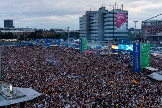 Fans nach dem ersten Tor, Ueberblick GER, Deutschland vs Schottland, Public Viewing, Fanzone Hamburg, Eroeffnungsspiel, Fan Festival, UEFA EURO, EM, Europameisterschaft,Fussball 2024, 14.06.2024 GER, Deutschland vs Schottland, Public Viewing, Fanzone Hamburg, Eroeffnungsspiel, Fan Festival, Hamburg UEFA EURO 2024, 14.06.2024 Hamburg Copyright: xEibner-Pressefoto MaximilianxVincenx EP_MVN