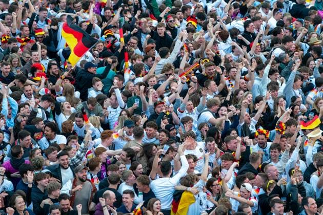 GER, Fanzone Hamburg, Aufbau, Bereit fuer Eroeffnungsspiel, Public Viewing, Fan Festival, UEFA EURO, EM, Europameisterschaft,Fussball 2024, 13.06.2024 GER, Fanzone Hamburg, Aufbau, Bereit fuer Eroeffnungsspiel, Public Viewing, Fan Festival, UEFA EURO 2024, 13.06.2024 Hamburg Copyright: xEibner-Pressefoto MaximilianxVinx EP_MVN