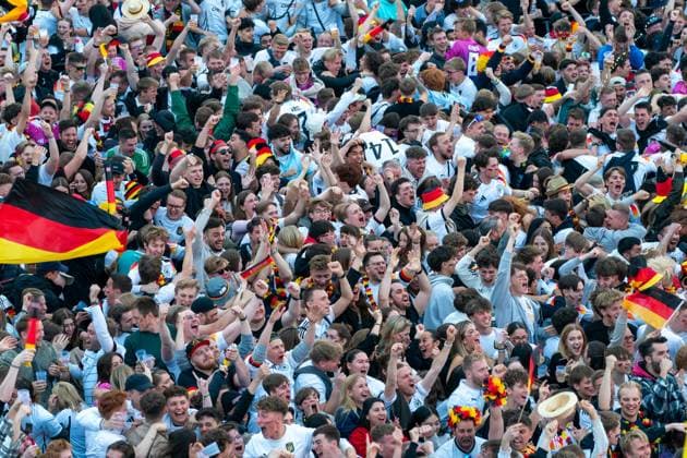 GER, Fanzone Hamburg, Aufbau, Bereit fuer Eroeffnungsspiel, Public Viewing, Fan Festival, UEFA EURO, EM, Europameisterschaft,Fussball 2024, 13.06.2024 GER, Fanzone Hamburg, Aufbau, Bereit fuer Eroeffnungsspiel, Public Viewing, Fan Festival, UEFA EURO 2024, 13.06.2024 Hamburg Copyright: xEibner-Pressefoto MaximilianxVinx EP_MVN