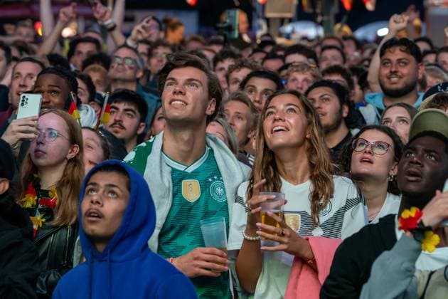 Fans schauen gebannt auf die Leinwand, Fans GER, Deutschland vs Schottland, Public Viewing, Fanzone Hamburg, Eroeffnungsspiel, Fan Festival, UEFA EURO, EM, Europameisterschaft,Fussball 2024, 14.06.2024 GER, Deutschland vs Schottland, Public Viewing, Fanzone Hamburg, Eroeffnungsspiel, Fan Festival, Hamburg UEFA EURO 2024, 14.06.2024 Hamburg Copyright: xEibner-Pressefoto MaximilianxVincenx EP_MVN