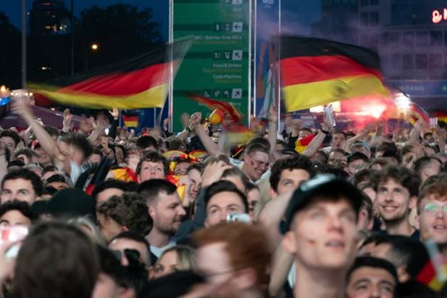 Jubel nach dem vierten Tor, Fans, Jubel, Freude GER, Deutschland vs Schottland, Public Viewing, Fanzone Hamburg, Eroeffnungsspiel, Fan Festival, UEFA EURO, EM, Europameisterschaft,Fussball 2024, 14.06.2024 GER, Deutschland vs Schottland, Public Viewing, Fanzone Hamburg, Eroeffnungsspiel, Fan Festival, Hamburg UEFA EURO 2024, 14.06.2024 Hamburg Copyright: xEibner-Pressefoto MaximilianxVincenx EP_MVN